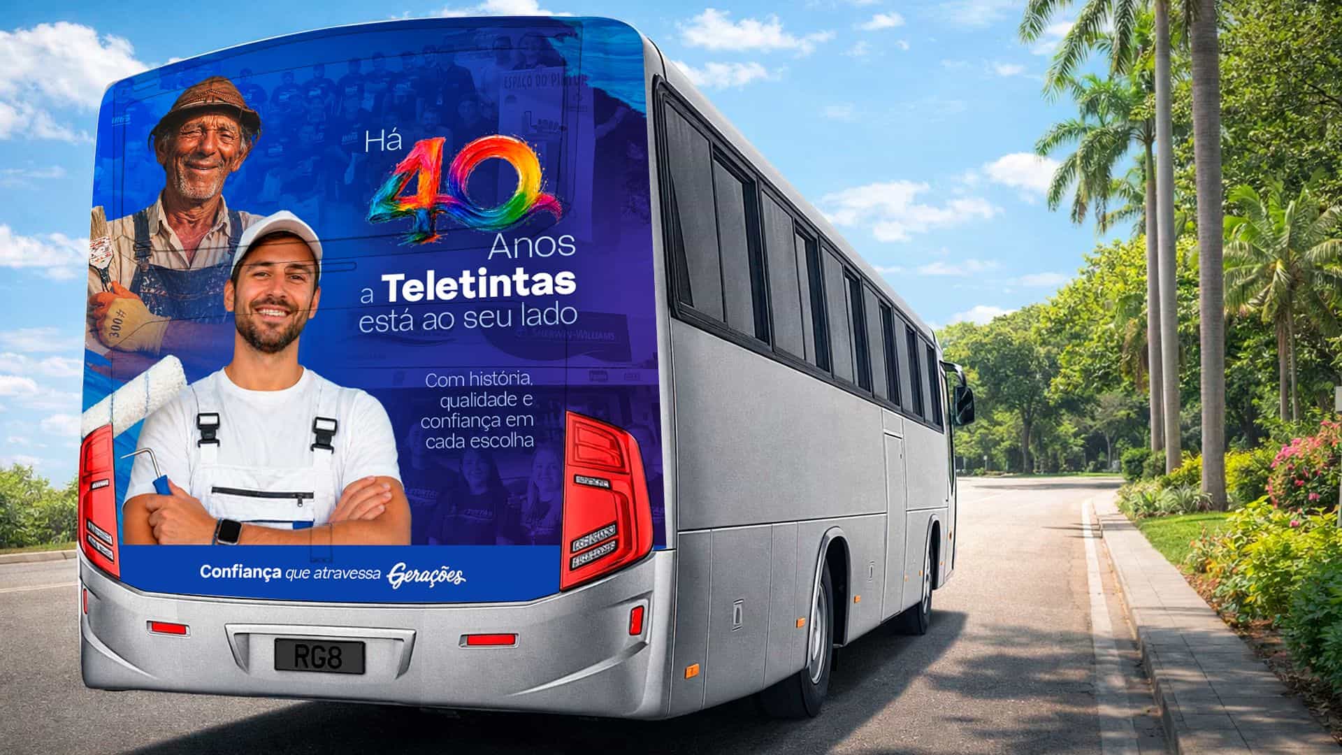 Busdoor com um pintor e a frase Há 40 anos a Teletintas está ao seu lado