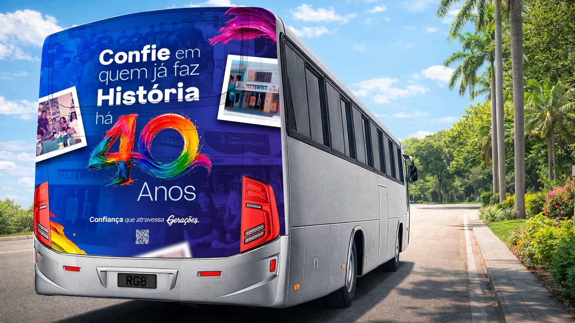 Busdoor com fotos antigas da loja e a frase Confie em quem já faz história há 40 anos